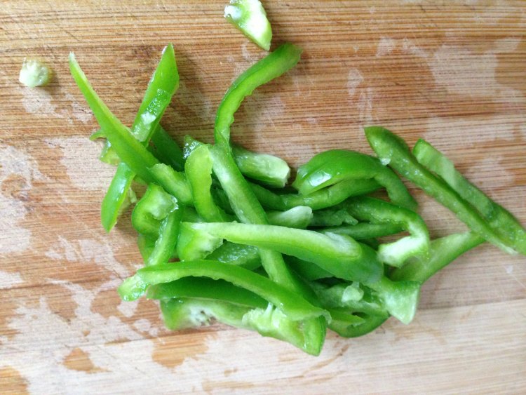 辣椒木耳小炒肉蒜苔步骤2