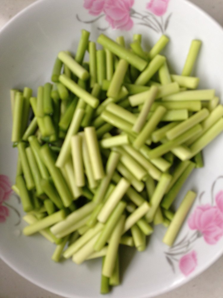 辣椒木耳小炒肉蒜苔步骤4