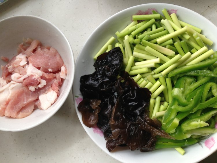 辣椒木耳小炒肉蒜苔步骤6