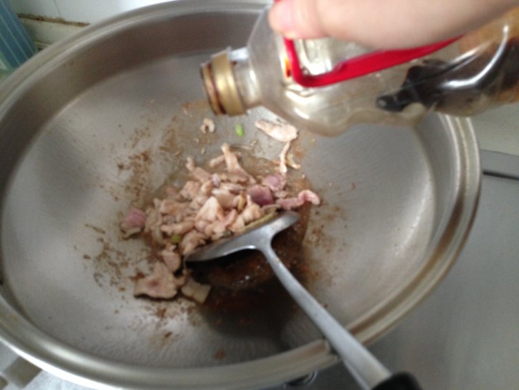 辣椒木耳小炒肉蒜苔步骤11
