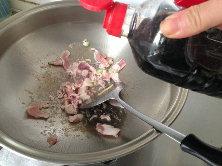 辣椒木耳小炒肉蒜苔步骤12