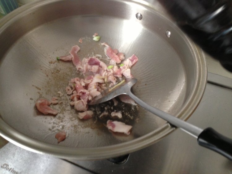 辣椒木耳小炒肉蒜苔步骤10
