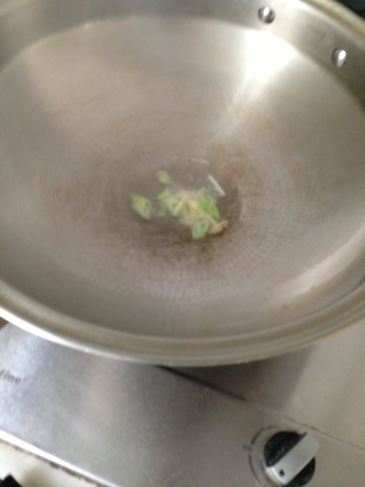 辣椒木耳小炒肉蒜苔步骤8
