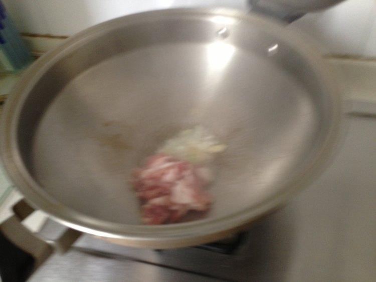 辣椒木耳小炒肉蒜苔步骤9