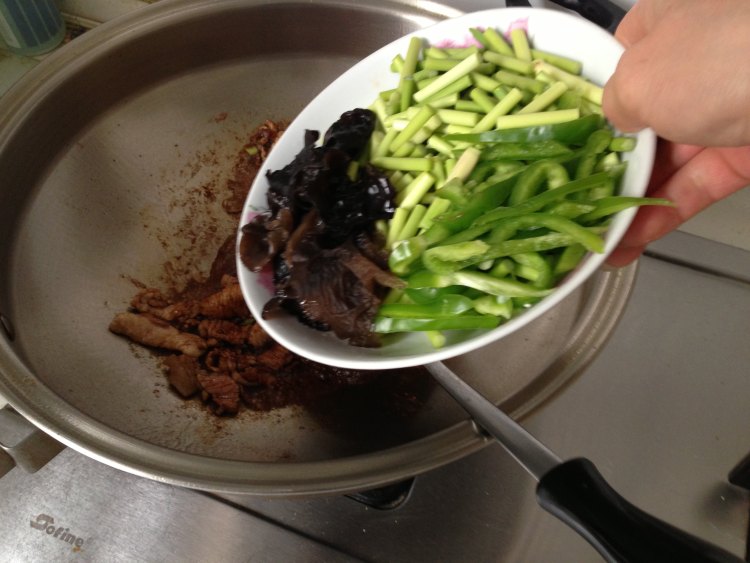 辣椒木耳小炒肉蒜苔步骤13