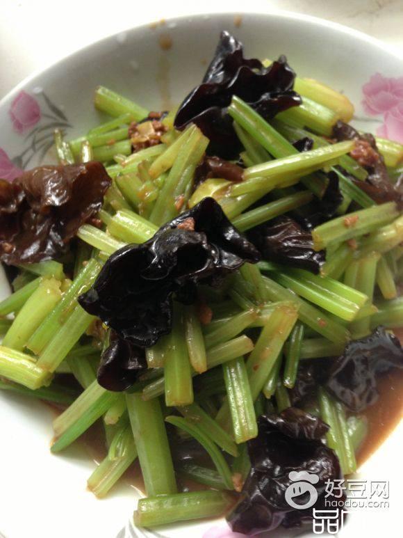 肉酱木耳炒芹菜