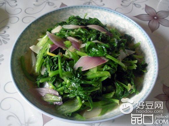 紫洋葱炒芹菜叶