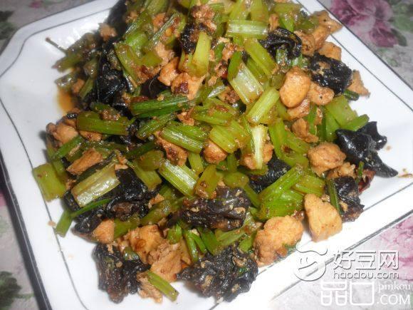 芹菜木耳炒鸡丁