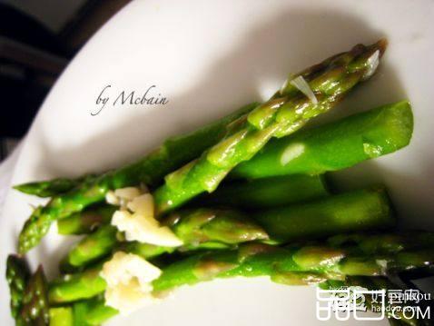 橄榄油蒜蓉炒芦笋