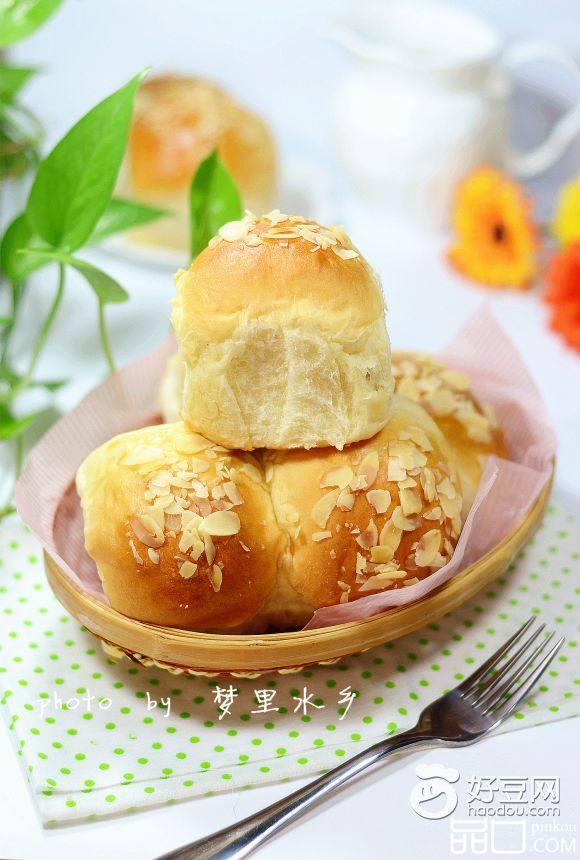 杏仁葡萄干小面包