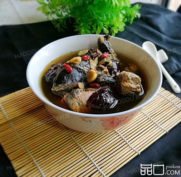 乌鸡炖花旗参汤