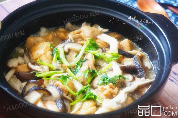 菌菇滑鸡煲仔饭