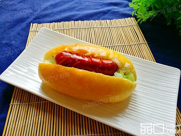 沙拉酱脆皮肠小包菜餐