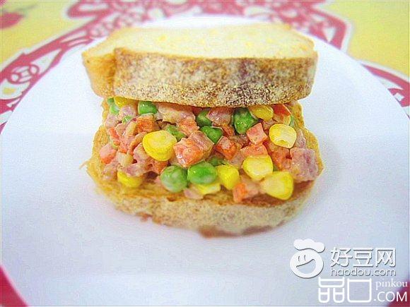 粗玉米面吐司三明治