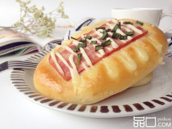 香葱培根沙拉面包