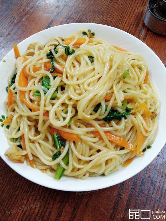 胡萝卜青菜肉丝炒米粉