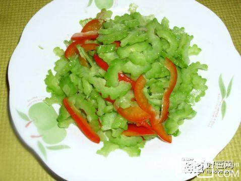 苦瓜拌彩椒