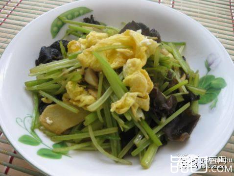 香芹黑木耳炒蛋