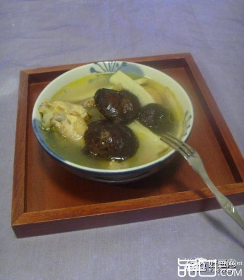 土鸡炖香菇