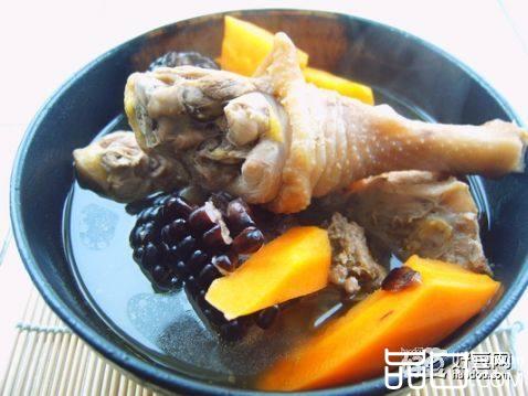 胡萝卜玉米土鸡汤