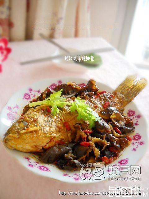 枸杞木耳炖鲫鱼