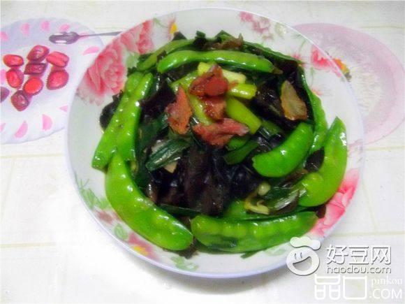 兰豆木耳蒜苗炒腊肉