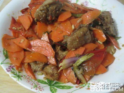 胡萝卜炒辣鸡