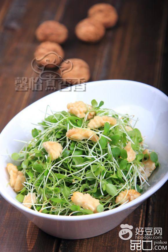 核桃仁拌香椿苗