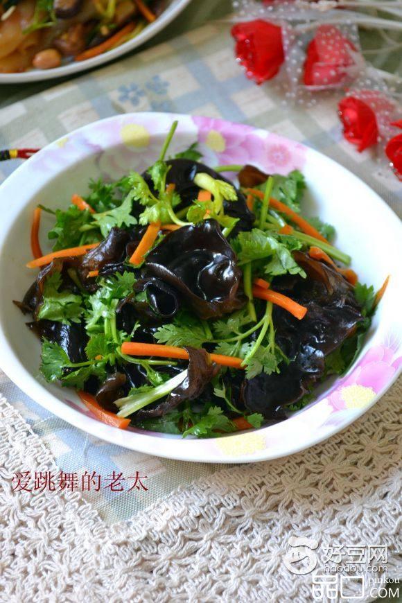 香菜凉拌黑木耳