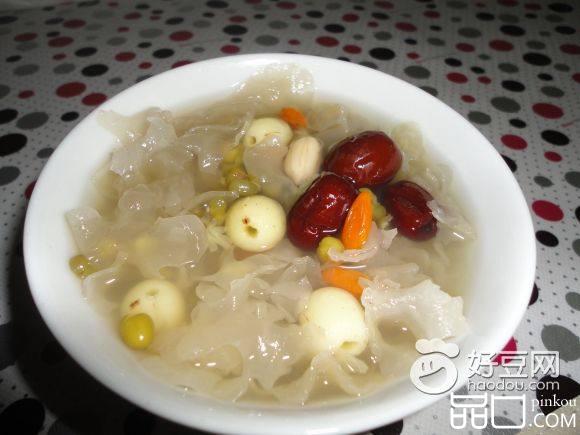 冰糖银耳莲子绿豆汤