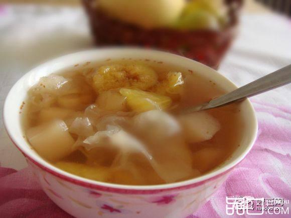 灵芝雪梨银耳煲无花果