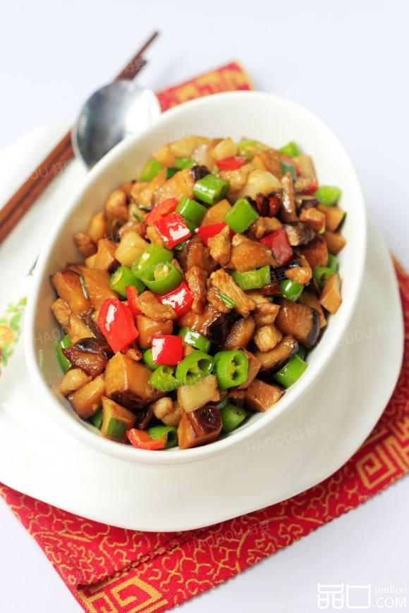 尖椒香菇焖肉丁