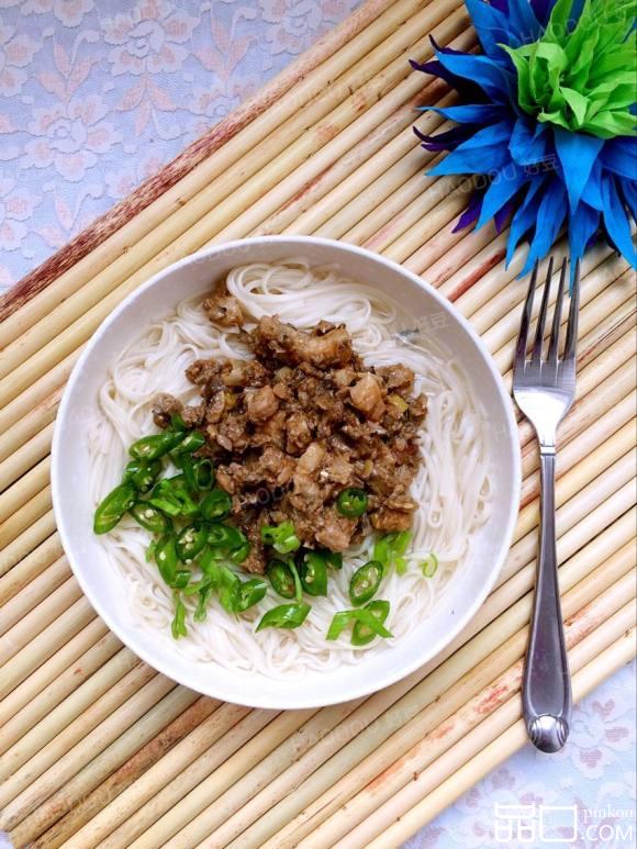 蘑菇肉丁拌面