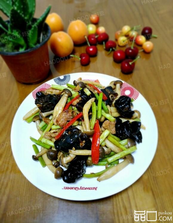 蟹味菇炒木耳蒜薹