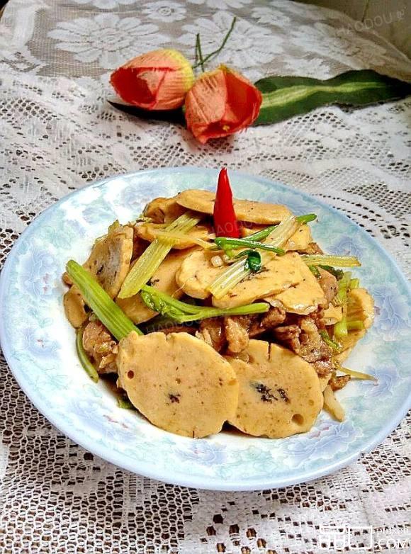 瘦肉香芹炒鱼卷