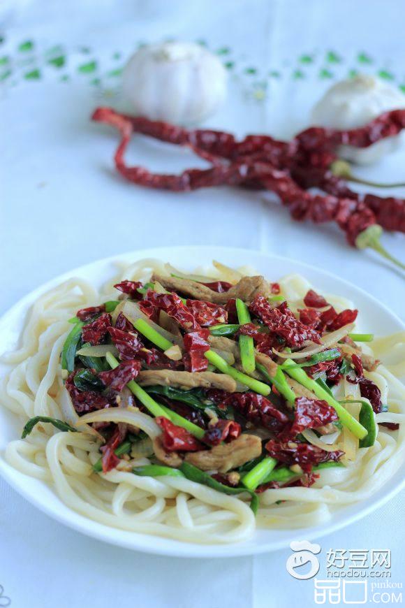 辣皮子滚肉拌面