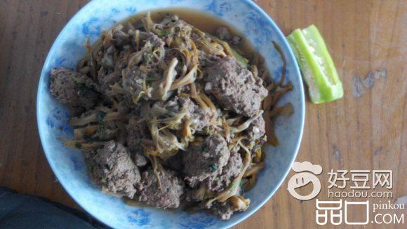 牛肉丸子炖黄花菜