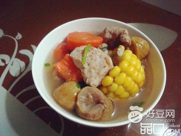 胡萝卜玉米板栗排骨汤