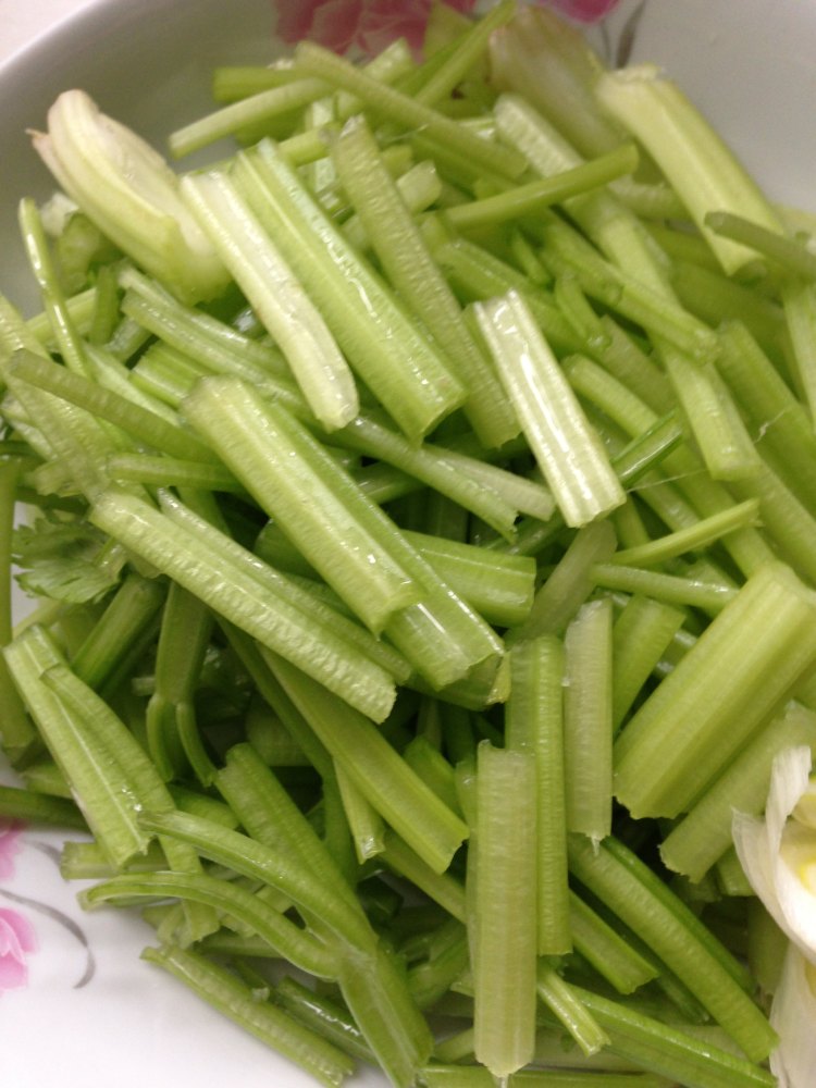 肉酱木耳炒芹菜步骤1