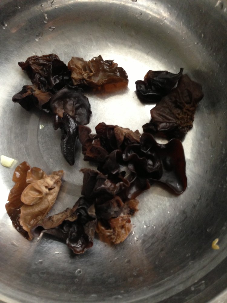 肉酱木耳炒芹菜步骤2