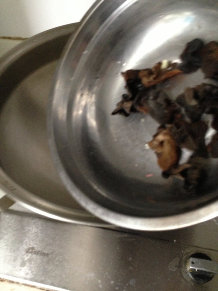 肉酱木耳炒芹菜步骤7