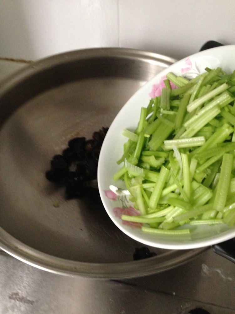 肉酱木耳炒芹菜步骤8