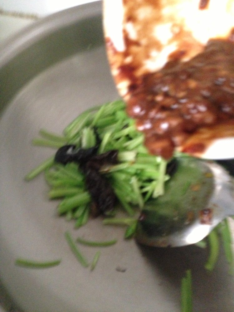 肉酱木耳炒芹菜步骤9