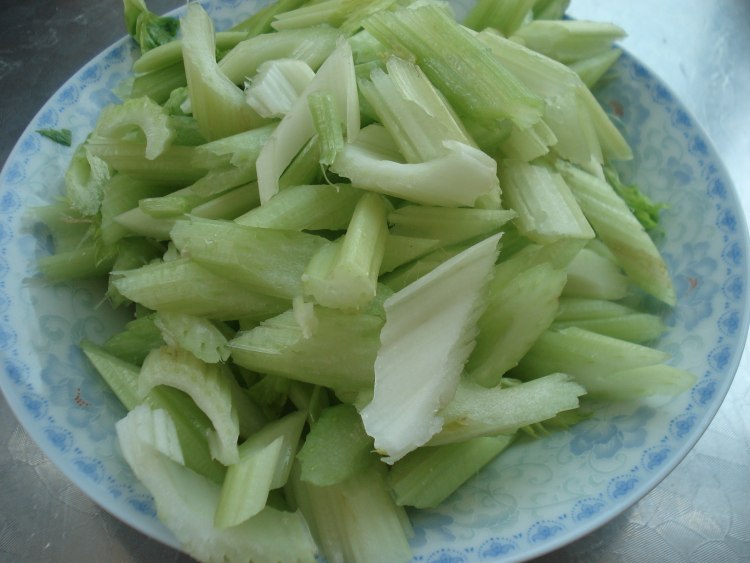 火腿肠炒西芹步骤2