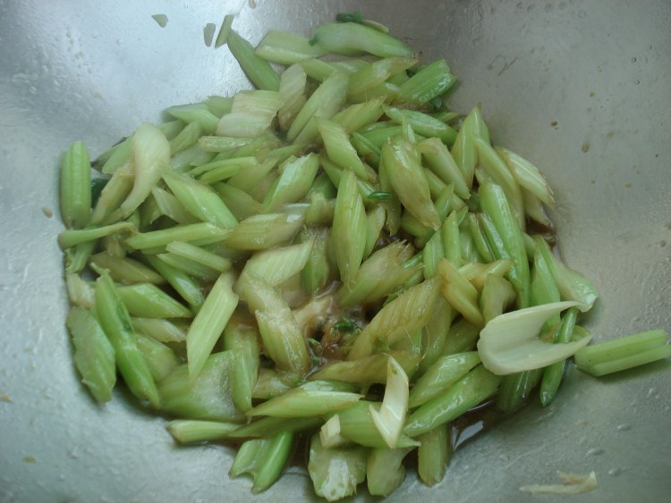 火腿肠炒西芹步骤6