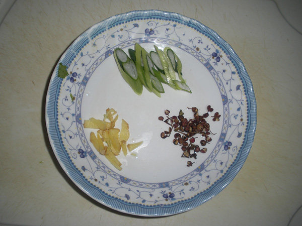 紫洋葱炒芹菜叶步骤3