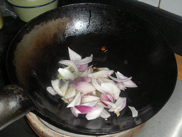 紫洋葱炒芹菜叶步骤7