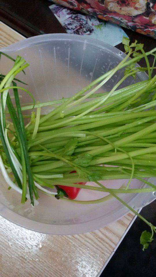 芹香肉丝步骤1