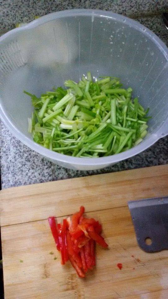 芹香肉丝步骤2