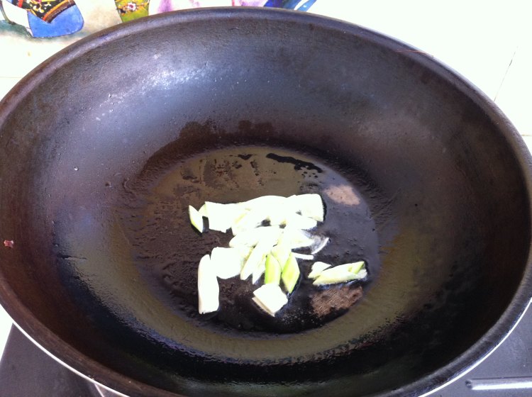 腐乳香芹炒豆干步骤5